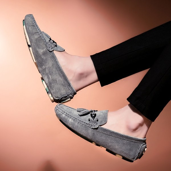 Νέο μοντέλο ανδρικά μοκασίνια  με μεταλλικό στοιχείο και φούντα