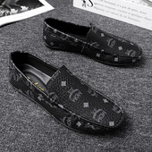 Ανδρικά μοκασίνια από οικολογικό δέρμα με επιγραφή και απλικέ