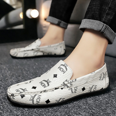 Ανδρικά μοκασίνια από οικολογικό δέρμα με επιγραφή και απλικέ