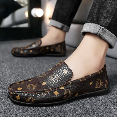 Ανδρικά μοκασίνια από οικολογικό δέρμα με επιγραφή και απλικέ