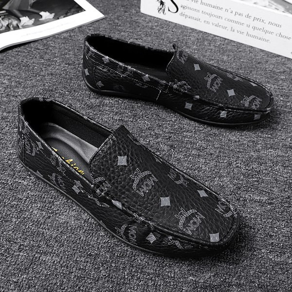 Ανδρικά μοκασίνια από οικολογικό δέρμα με επιγραφή και απλικέ