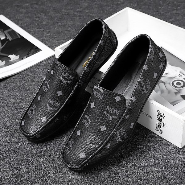 Ανδρικά μοκασίνια από οικολογικό δέρμα με επιγραφή και απλικέ