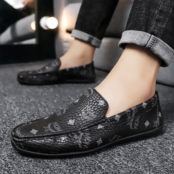 Ανδρικά μοκασίνια από οικολογικό δέρμα με επιγραφή και απλικέ