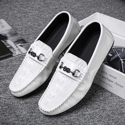 Ανδρικά έκο δερμάτινα μοκασίνια σε κλασικό μοντέλο, διακοσμημένα με μεταλλικό στοιχείο