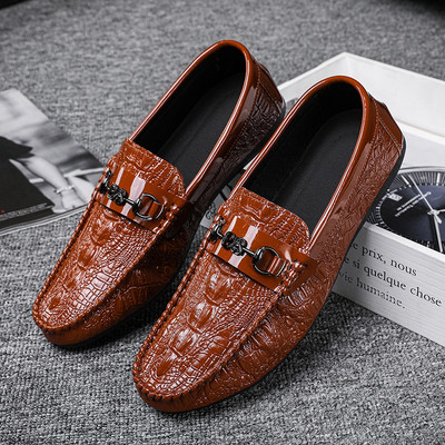 Ανδρικά έκο δερμάτινα μοκασίνια σε κλασικό μοντέλο, διακοσμημένα με μεταλλικό στοιχείο