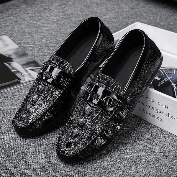 Ανδρικά έκο δερμάτινα μοκασίνια σε κλασικό μοντέλο, διακοσμημένα με μεταλλικό στοιχείο