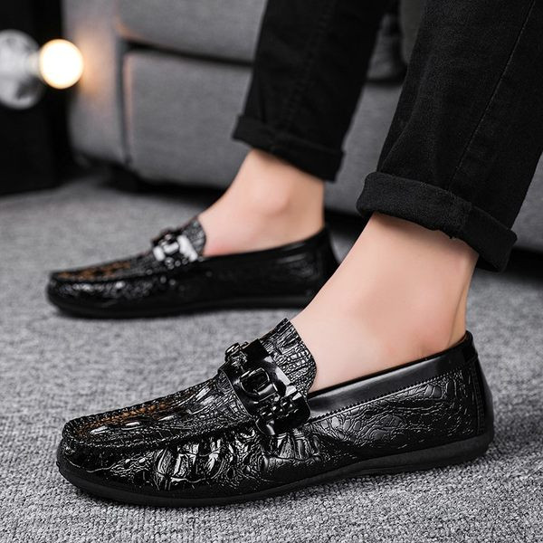 Ανδρικά έκο δερμάτινα μοκασίνια σε κλασικό μοντέλο, διακοσμημένα με μεταλλικό στοιχείο