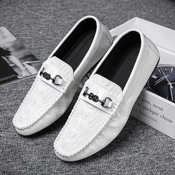 Ανδρικά έκο δερμάτινα μοκασίνια σε κλασικό μοντέλο, διακοσμημένα με μεταλλικό στοιχείο