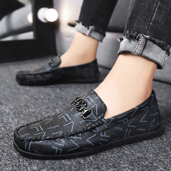 Кожени мъжки мокасини с метална декорация