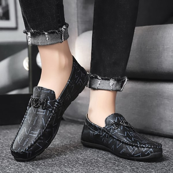 Кожени мъжки мокасини с метална декорация