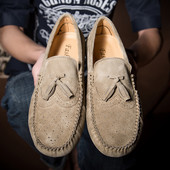 Σύγχρονα μοκασίνια από οικολογικό σουέτ και φούντα