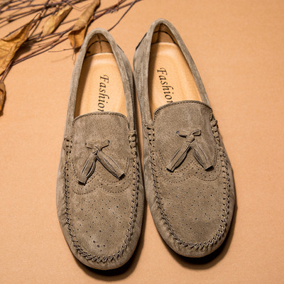 Σύγχρονα μοκασίνια από οικολογικό σουέτ και φούντα