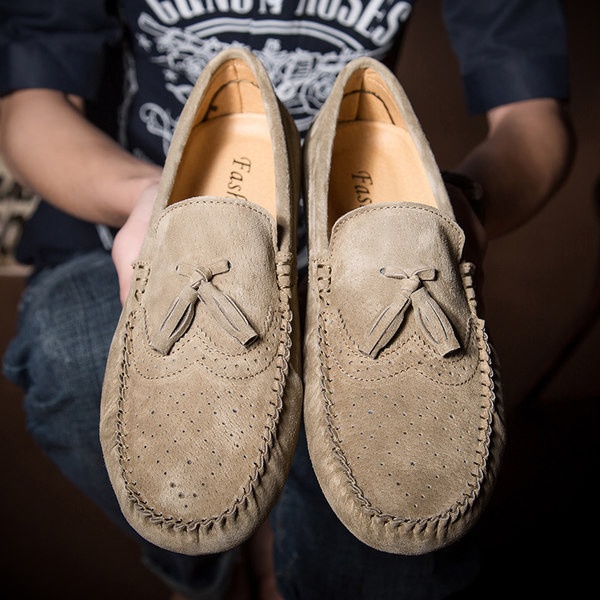 Σύγχρονα μοκασίνια από οικολογικό σουέτ και φούντα