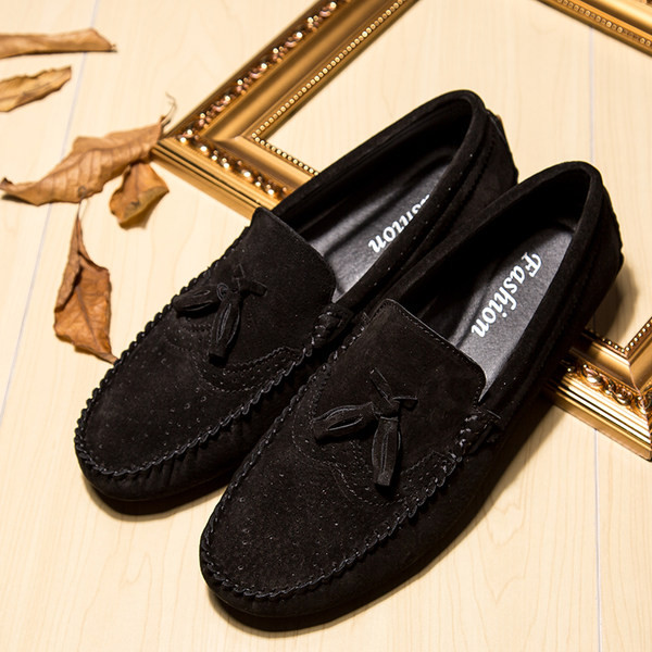 Σύγχρονα μοκασίνια από οικολογικό σουέτ και φούντα