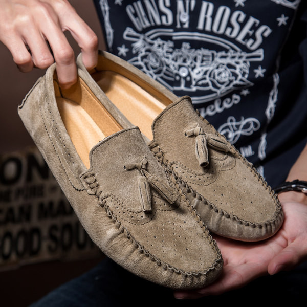 Σύγχρονα μοκασίνια από οικολογικό σουέτ και φούντα