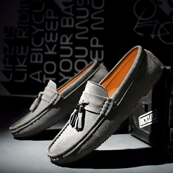 Mūsdienīgi mokasīni no eko zamšādas ar pušķi vīriešiem