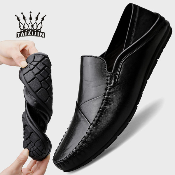 Mūsdienīgi mokasīni no eko ādas vīriešiem tīrs modelis