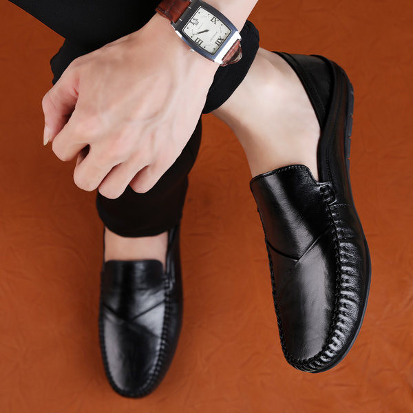 Mūsdienīgi mokasīni no eko ādas vīriešiem tīrs modelis