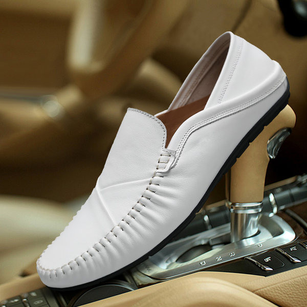 Mūsdienīgi mokasīni no eko ādas vīriešiem tīrs modelis