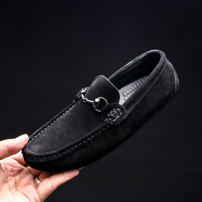 Μοντέρνα μοκασίνια με μεταλλικό στοιχείο σε δύο χρώματα για άντρες