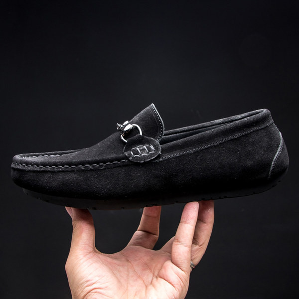 Μοντέρνα μοκασίνια με μεταλλικό στοιχείο σε δύο χρώματα για άντρες