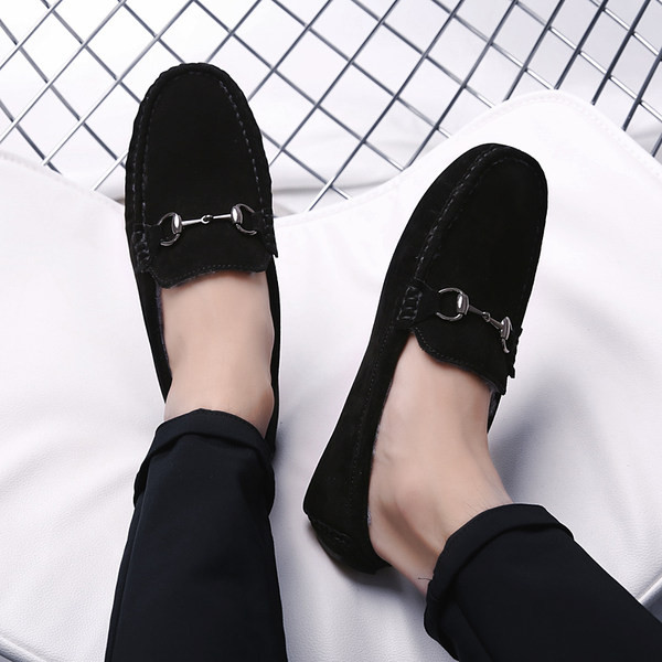 Μοντέρνα μοκασίνια με μεταλλικό στοιχείο σε δύο χρώματα για άντρες