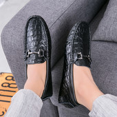 Casual μοκασίνια από ανάγλυφο δέρμα με μεταλλικό στοιχείο