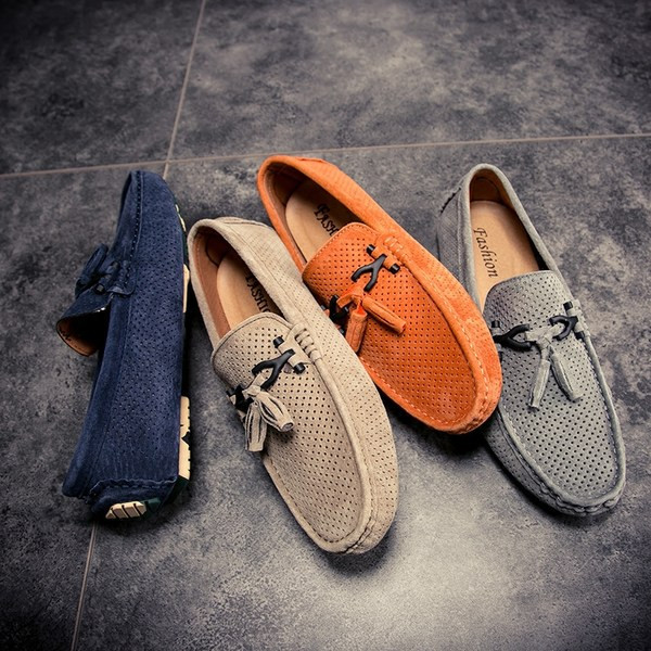 Μοντέρνα μοκασίνια από διάτρητο οικολογικό δέρμα με φούντα