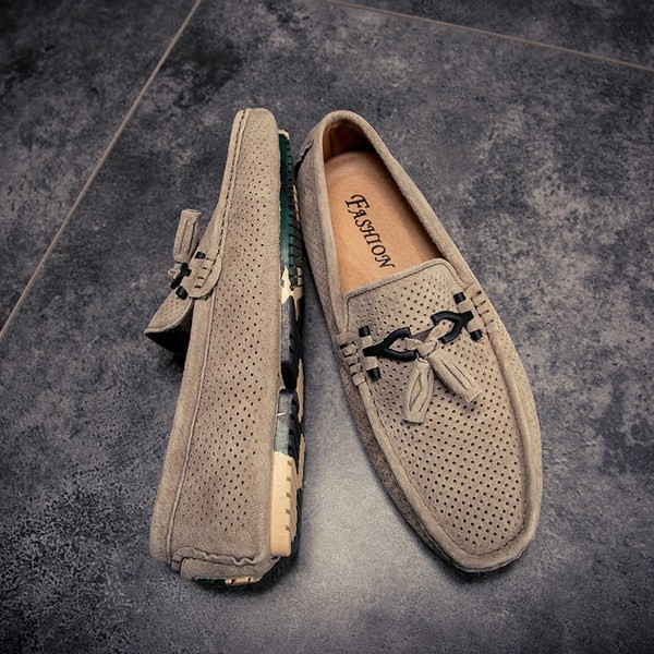 Μοντέρνα μοκασίνια από διάτρητο οικολογικό δέρμα με φούντα