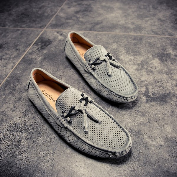 Μοντέρνα μοκασίνια από διάτρητο οικολογικό δέρμα με φούντα