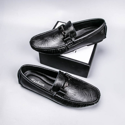 Ανδρικά μοκασίνια κατασκευασμένα από faux δέρμα - διάφορα μοντέλα