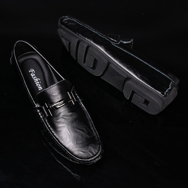 Ανδρικά μοκασίνια κατασκευασμένα από faux δέρμα - διάφορα μοντέλα