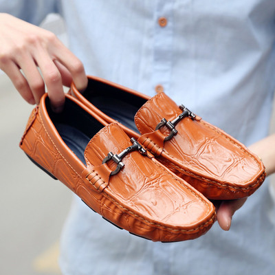 Καλοκαιρινά ανδρικά μοκασίνια κατασκευασμένα από faux δέρμα με μεταλλική διακόσμηση