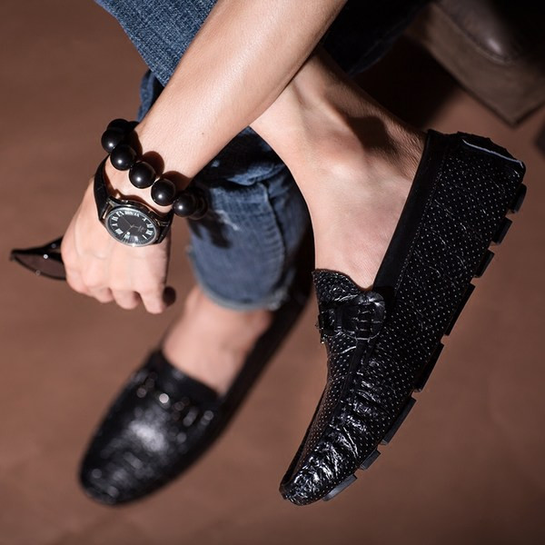 Μοντέρνα μοκασίνια από ανάγλυφο οικολογικό δέρμα με μεταλλικό στοιχείο