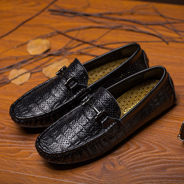 Μοντέρνα μοκασίνια από ανάγλυφο οικολογικό δέρμα με μεταλλικό στοιχείο