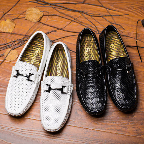 Μοντέρνα μοκασίνια από ανάγλυφο οικολογικό δέρμα με μεταλλικό στοιχείο