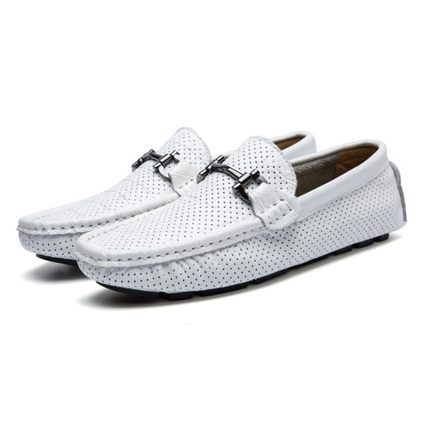 Μοντέρνα μοκασίνια από ανάγλυφο οικολογικό δέρμα με μεταλλικό στοιχείο