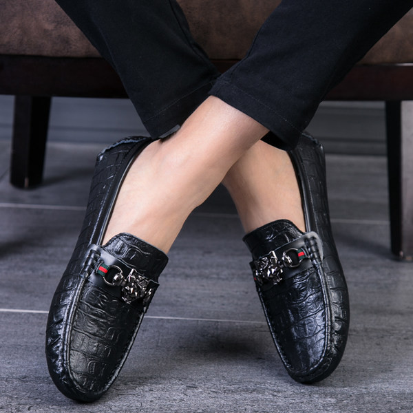 Μοκασίνια για άντρες από οικολογικό δέρμα με μεταλλικό στοιχείο