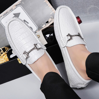 Ανδρικά μοκασίνια από ανάγλυφο οικολογικό δέρμα και μεταλλικό στοιχείο