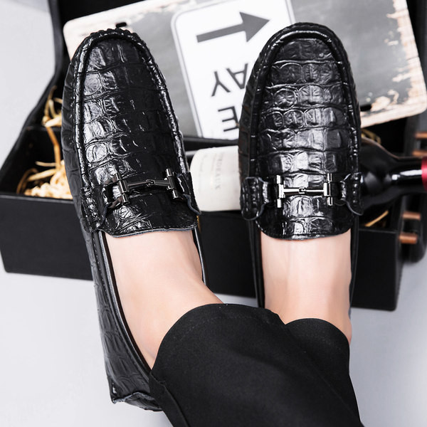 Ανδρικά μοκασίνια από ανάγλυφο οικολογικό δέρμα και μεταλλικό στοιχείο