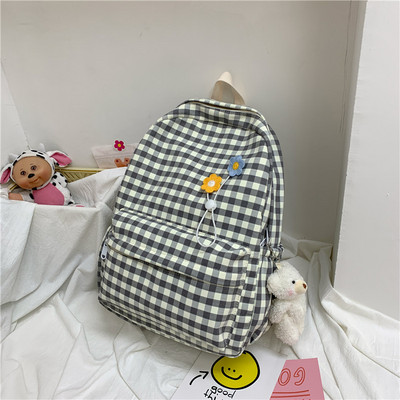 Sieviešu rūtainā mugursoma ar lācīša aksesuāru