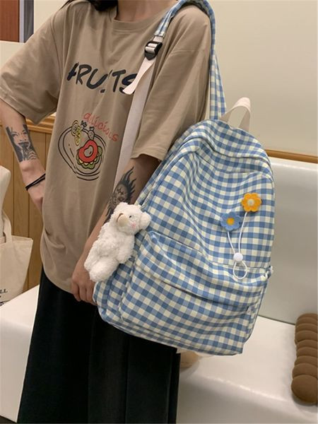 Sieviešu rūtainā mugursoma ar lācīša aksesuāru