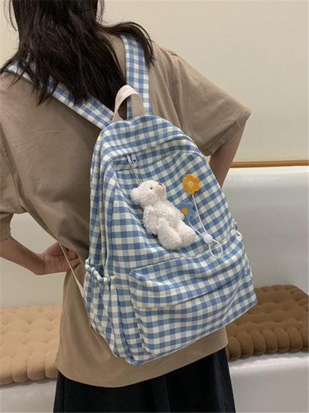 Sieviešu rūtainā mugursoma ar lācīša aksesuāru