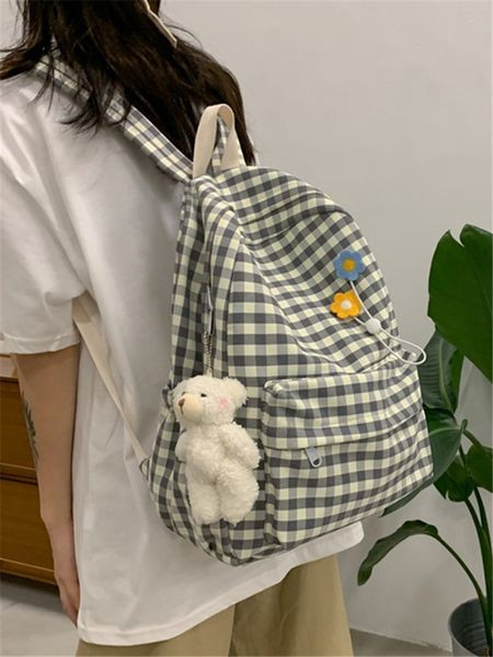 Sieviešu rūtainā mugursoma ar lācīša aksesuāru