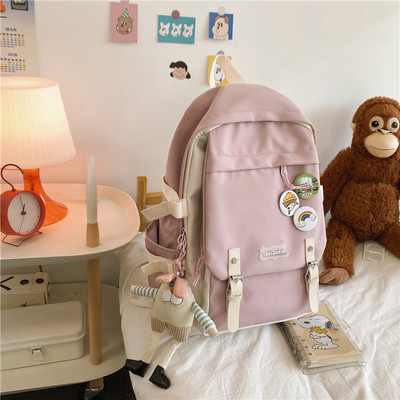 Ikdienas mugursoma ar sprādzēm un kulonu