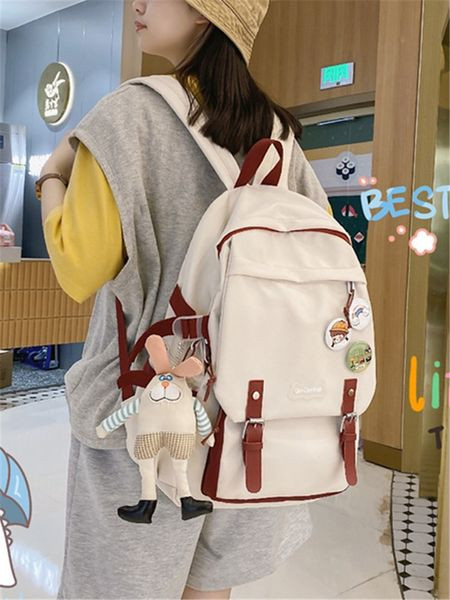 Ikdienas mugursoma ar sprādzēm un kulonu