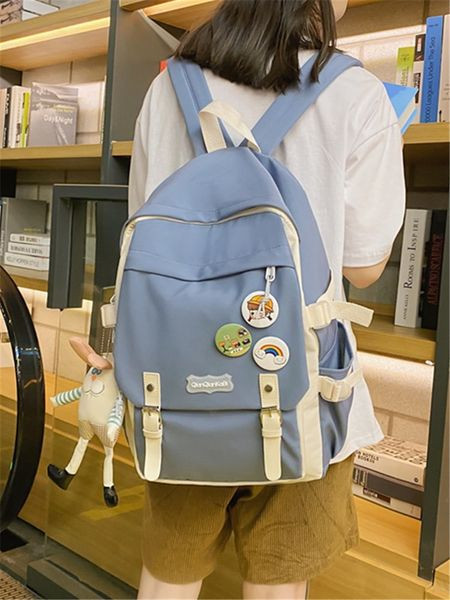 Ikdienas mugursoma ar sprādzēm un kulonu