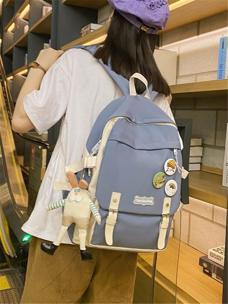 Ikdienas mugursoma ar sprādzēm un kulonu