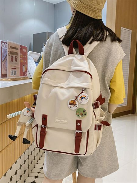 Ikdienas mugursoma ar sprādzēm un kulonu