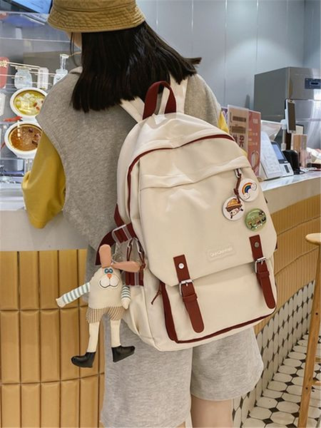 Ikdienas mugursoma ar sprādzēm un kulonu